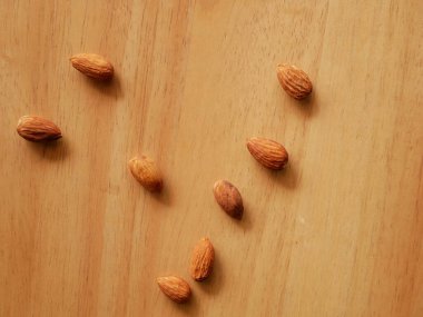 Badem tohumları izole edilmiş siyah arkaplan. Badem fasulyesi.