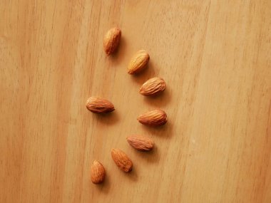 Badem tohumları izole edilmiş arkaplan. Badem fasulyesi.