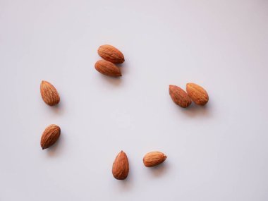Badem tohumları izole edilmiş arkaplan. Badem fasulyesi.
