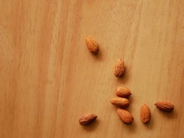 Badem tohumları izole edilmiş arkaplan. Badem fasulyesi.