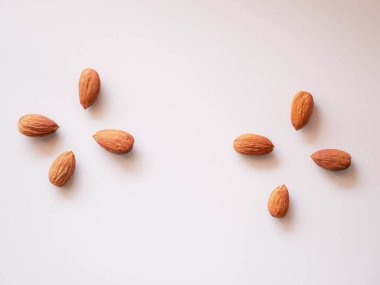 Badem tohumları izole edilmiş arkaplan. Badem fasulyesi.