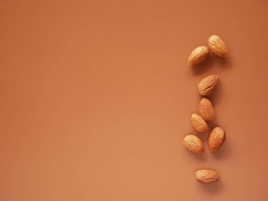 Badem tohumları izole edilmiş arkaplan. Badem fasulyesi.