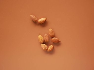 Badem tohumları izole edilmiş arkaplan. Badem fasulyesi.