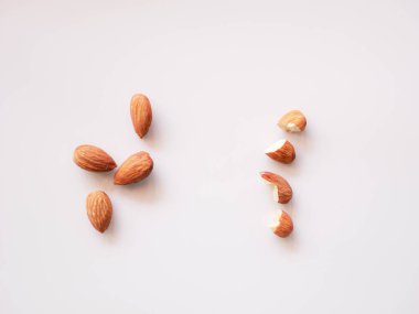 Badem tohumları izole edilmiş arkaplan. Badem fasulyesi.