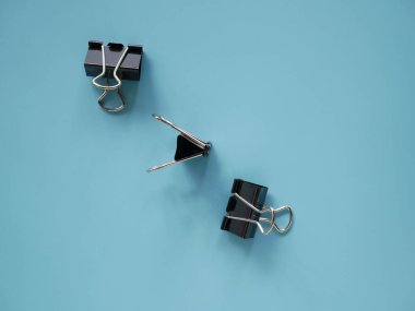 Mavi arkaplanda siyah klasör klibi