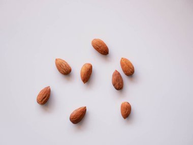 Badem tohumları izole edilmiş arkaplan. Badem fasulyesi.