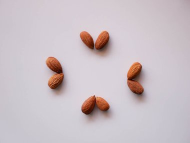 Badem tohumları izole edilmiş arkaplan. Badem fasulyesi.