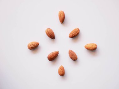 Badem tohumları izole edilmiş arkaplan. Badem fasulyesi.