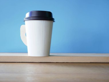 Kahve dükkanında kağıt kahve fincanı..