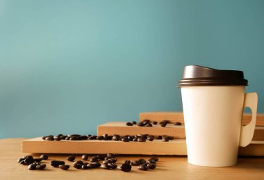 Kahve dükkanında kağıt kahve fincanı..