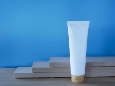 Ahşap masada tarihi geçmiş kozmetik ürünler, eski kozmetik krem şişesi.