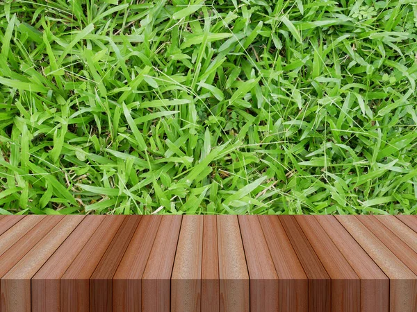 Kapka Vody Zelenou Trávu Dřevěný Stůl Pro Zobrazení Výrobku — Stock fotografie