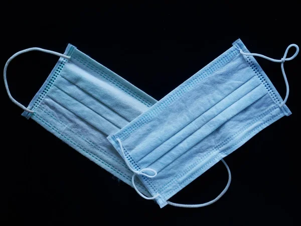 Yerde cerrahi maske kullanılmış. Çöpe atılmış maske konsepti Corona virüsü, covid-19.