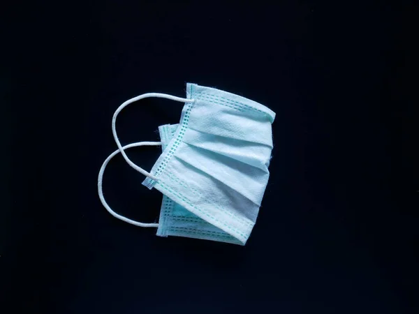 Yerde cerrahi maske kullanılmış. Çöpe atılmış maske konsepti Corona virüsü, covid-19.