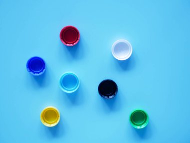 Plastik kapaklar izole edilmiş mavi arkaplan