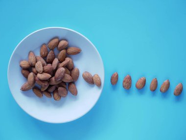 Arka planda izole badem, fındık fasulyesi