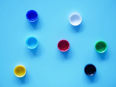 Plastik kapaklar izole edilmiş mavi arkaplan