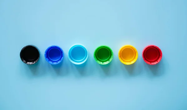 Plastik kapaklar izole edilmiş mavi arkaplan