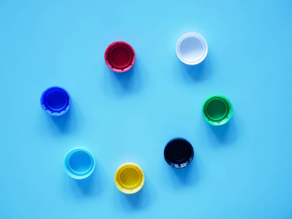 Műanyag Palack Kupakok Elszigetelt Kék Háttér — Stock Fotó
