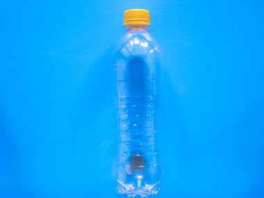 Mavi arka planda plastik şişe