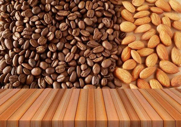 Migdały Ziarna Kawy Tle Drewna — Zdjęcie stockowe