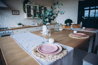 Bir restoranda yemek masası, mutfak.