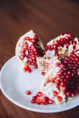 Tabaktaki nar makro fotoğrafı.