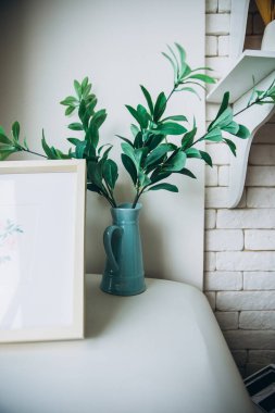 Modern bir evin, mutfağın, yeşilin içinde