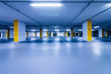 Boş mavi sarı sütunlarla garaj otopark