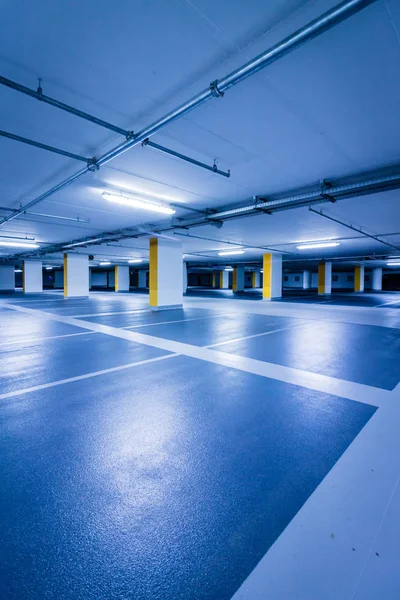 Boş mavi sarı sütunlarla garaj otopark