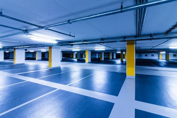 Boş mavi sarı sütunlarla garaj otopark
