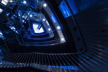 Alt-Up-görünümünde bir mavi ışıklı merdiven