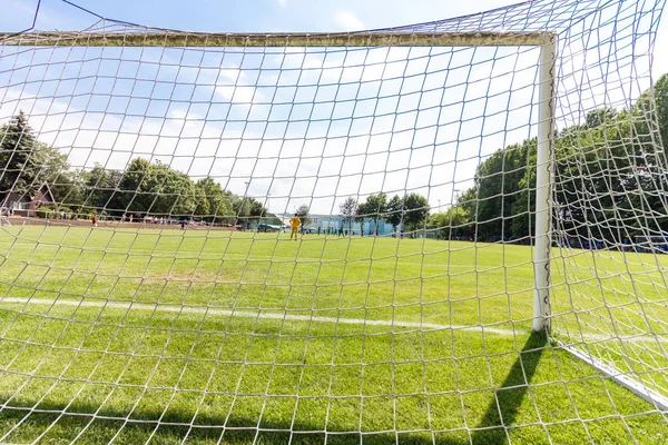 Lege Voetbal Goal Met Een Blauwe Hemel — Stockfoto