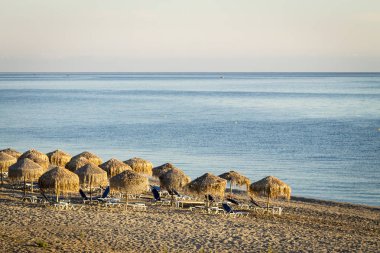 Yunanistan'da bir plajda Saman Şemsiyeler