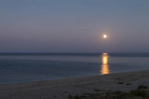 Pełnia Księżyca Odbijająca Się Morzu — Zdjęcie stockowe