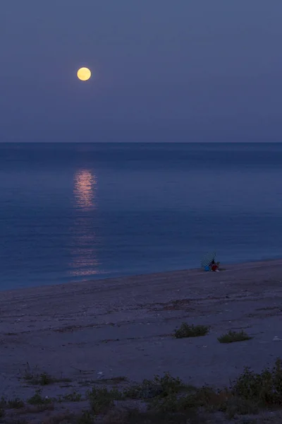 Pełnia Księżyca Odbijająca Się Morzu — Zdjęcie stockowe