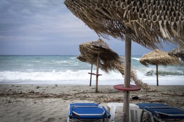 Sahildeki fırtına şemsiyeleri yok ediyor