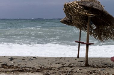 Sahildeki fırtına şemsiyeleri yok ediyor