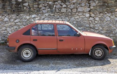 Kırmızılı Eski Araba (Opel Kadett D)