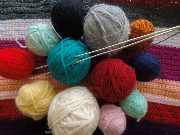 編物針で糸の色玉 — ストック写真