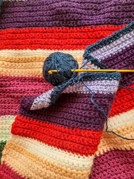 Une Boule Fil Avec Crochet Tissu Tricoté — Photo