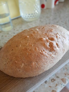 Masada taze açık kahverengi ekmek.