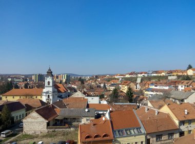 Kahverengi evler ve mavi gökyüzü. Şehir.