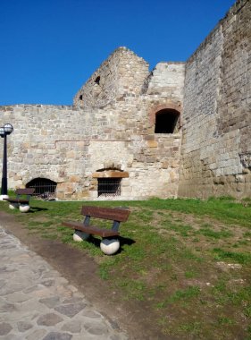 Parktaki taş duvar ya da taş kale.