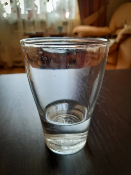 Een Glas Water Tafel — Stockfoto