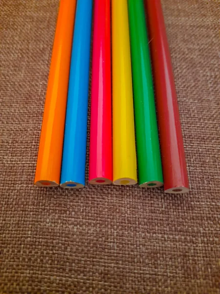 Kolorowe Ołówki Brązowym Tle — Zdjęcie stockowe