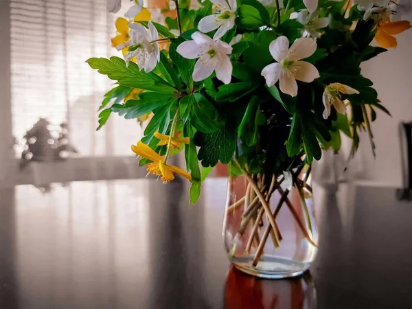 Flores Blancas Amarillas Florero Confort Hogar — Foto de Stock