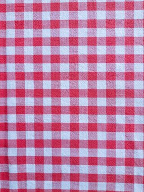 Kırmızı ve beyaz kareli kumaş arkaplanı.