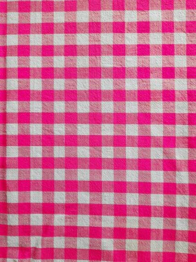 Kırmızı ve beyaz kareli kumaş arkaplanı.