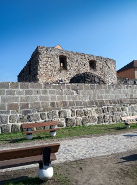 Parktaki taş duvar ya da taş kale.